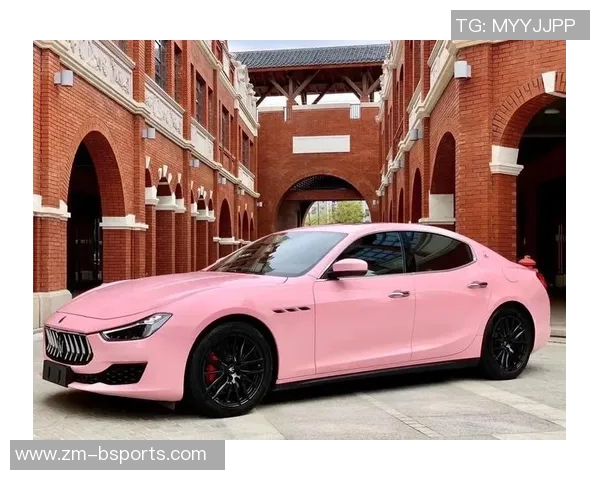 WNBA球星里斯炫耀新座驾芭比粉色与星空顶的完美结合