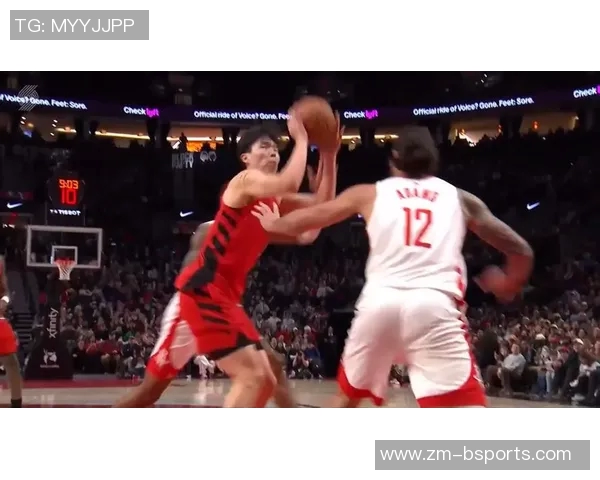 杨瀚森全力以赴拼抢与亚当斯相撞意外摔倒引发关注