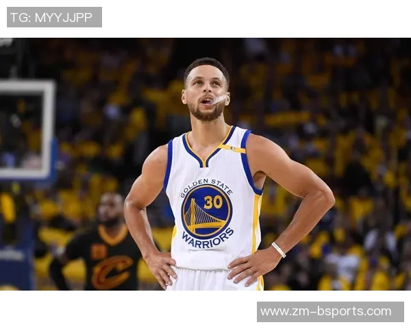 库里已下场邓恩依然保持警惕防守展现职业精神与团队意识 库里已下场邓恩依然保持警惕防守展现职业精神与团队意识